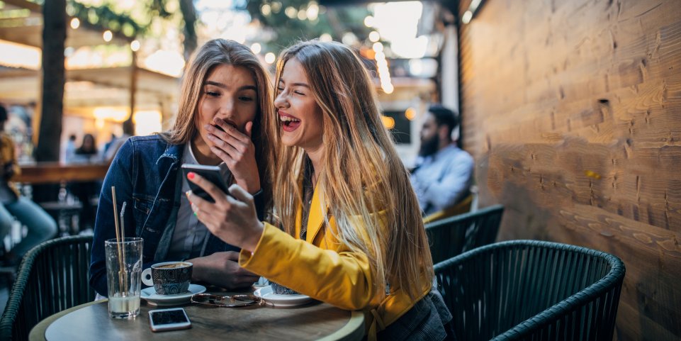 jeunes filles sur un terrasse