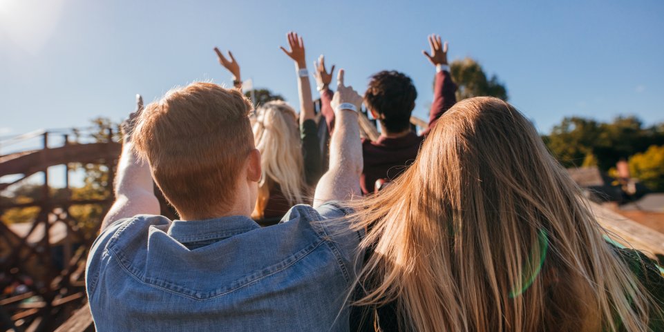 Jeunes dans un parc d'attractions