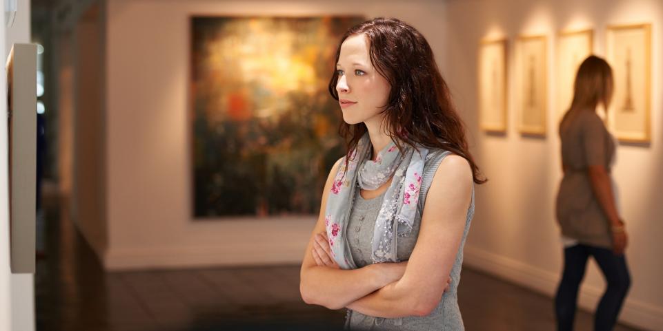 Femme dans un musée