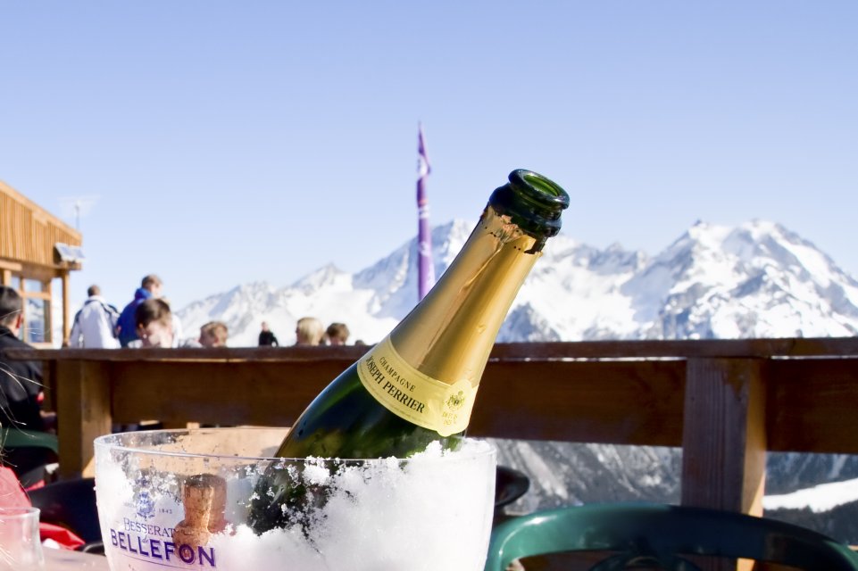 Bouteille de champagne en haut des pistes