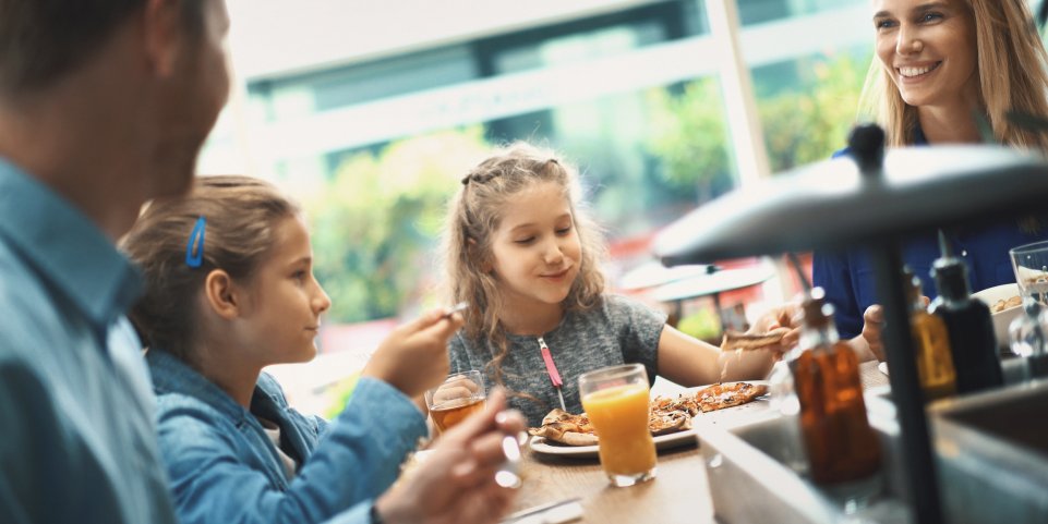 Famille au restaurant