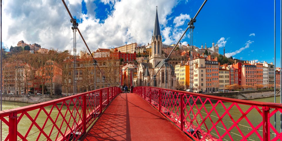 Lyon, passerelle devant l'Eglise Saint Georges