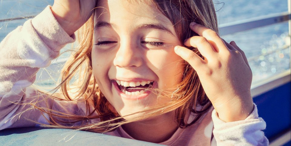 Fillette heureuse sur un bateau