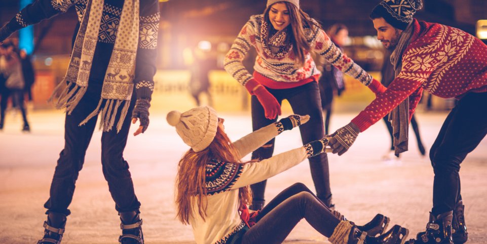 amis qui s'amusent à la patinoire à noel