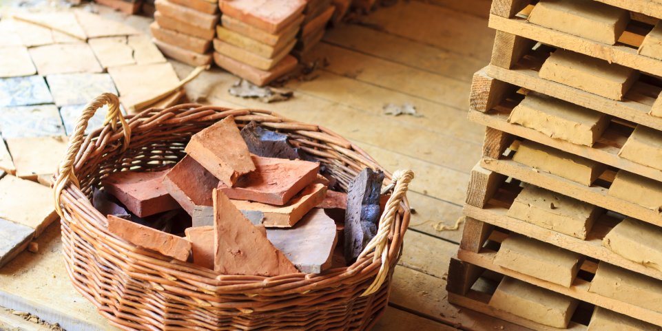 Des carreaux en terre cuite dans un panier