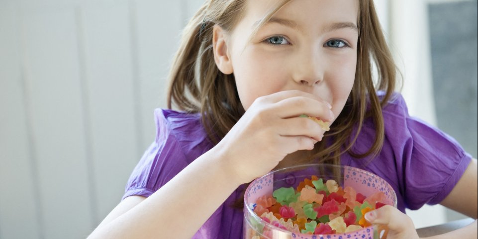 fille qui mange des bonbons haribo