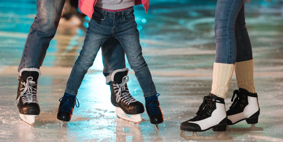 Une famille à la patinoire