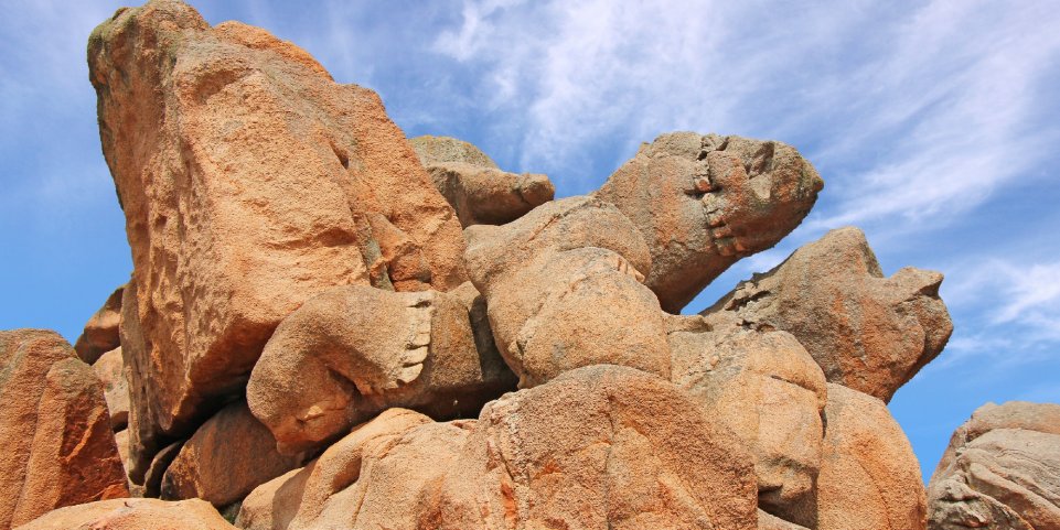 Des rochers sur la côte de Granit Rose à Ploumanach
