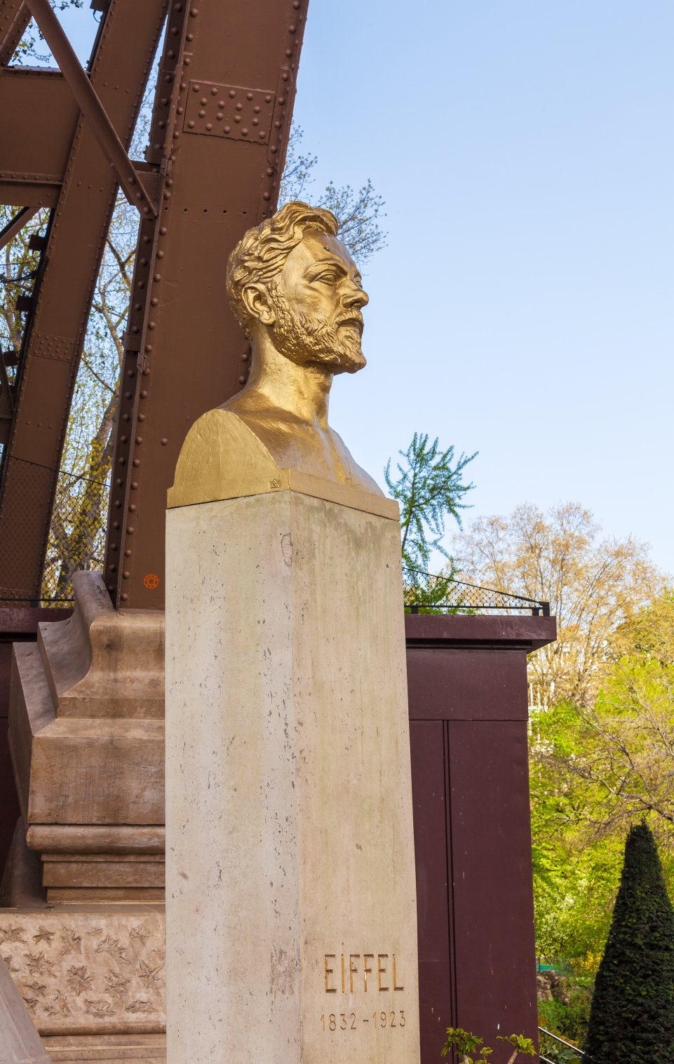 statue de gustave eiffel