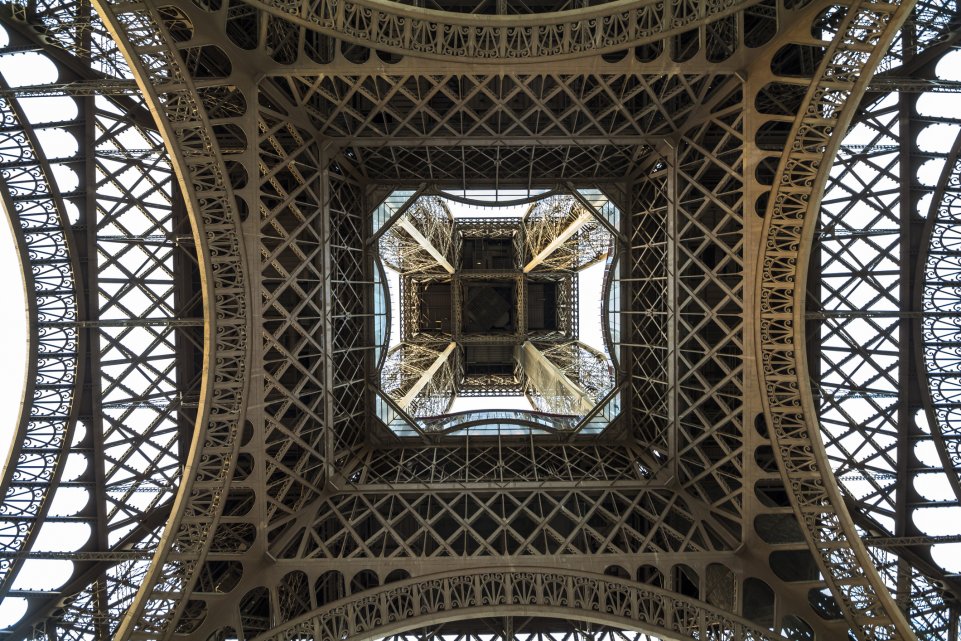 vue du dessous tour eiffel