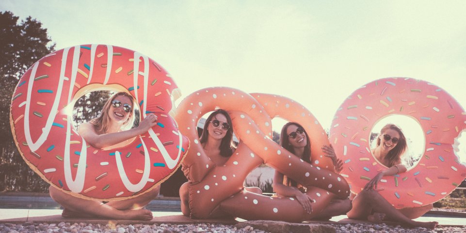 Jeunes femmes sur la plage avec des bouées