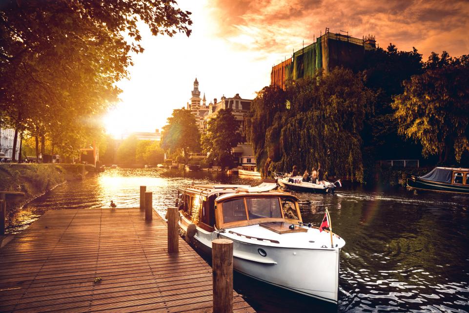 Bateaux sur le canal d'Amsterdam