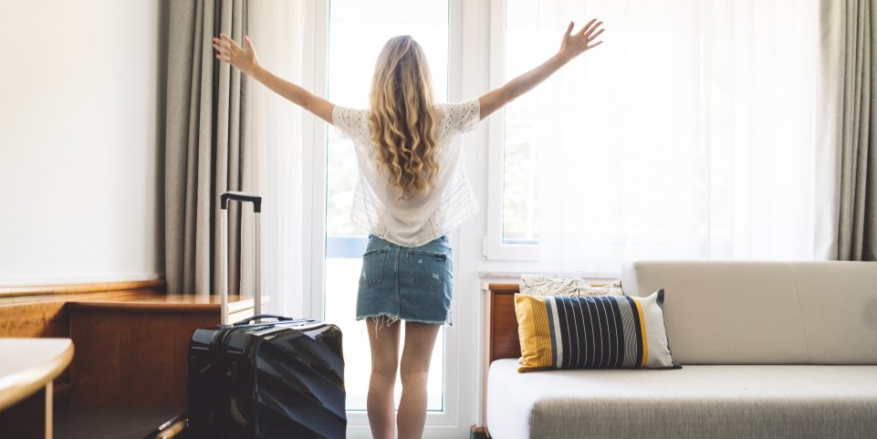 Une femme à la fenêtre de son hôtel