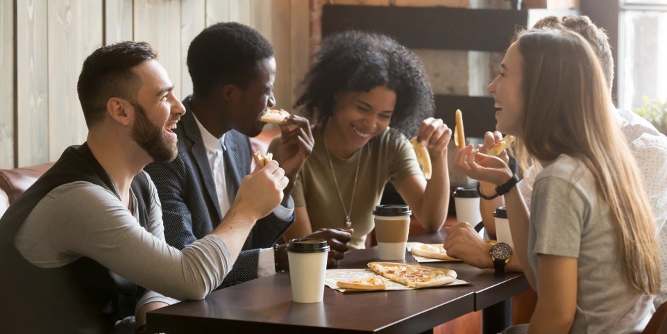COUV- groupe d'amis restaurant pizza café