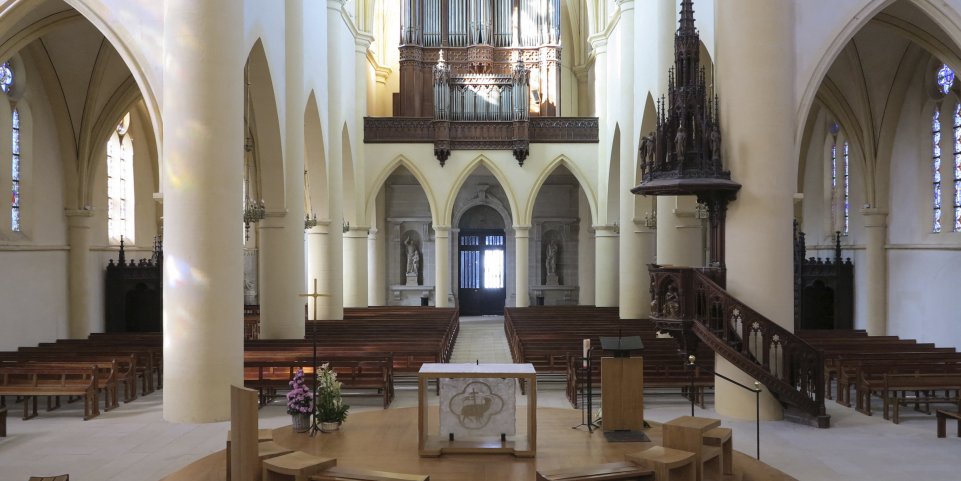 interieur eglise de remiremont