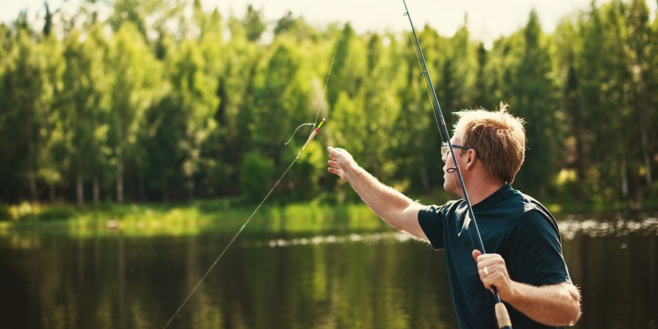 homme pêche rivière