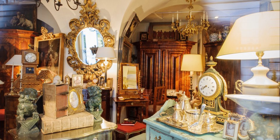 Une boutique d'antiquaire