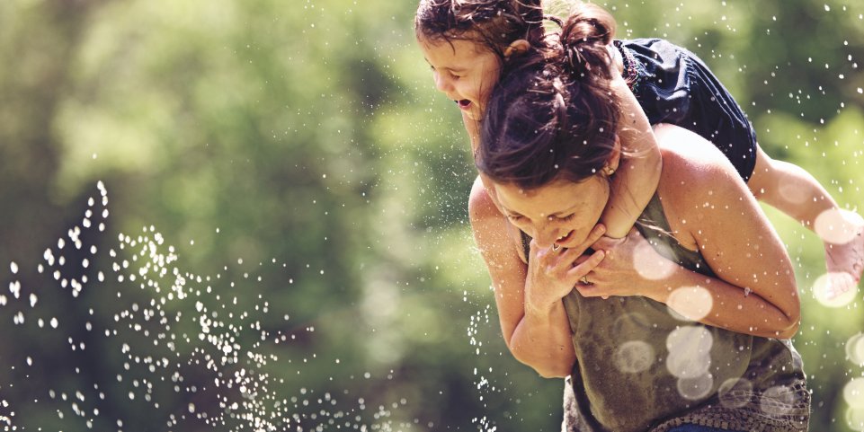 Parent enfant jet d'eau fille femme