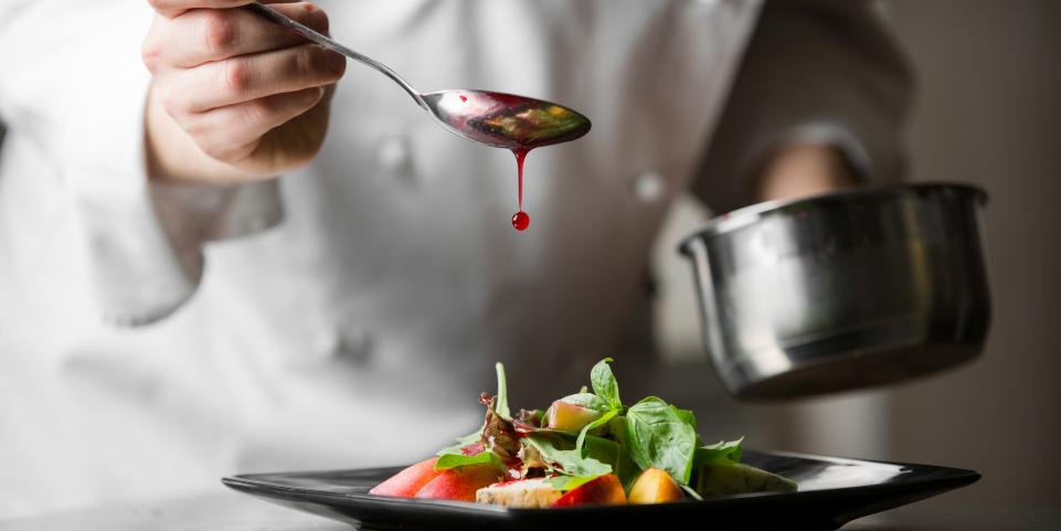 Un chef préparant un plat