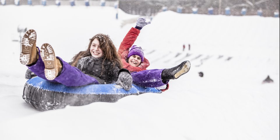 Enfants qui testent le snowtubing