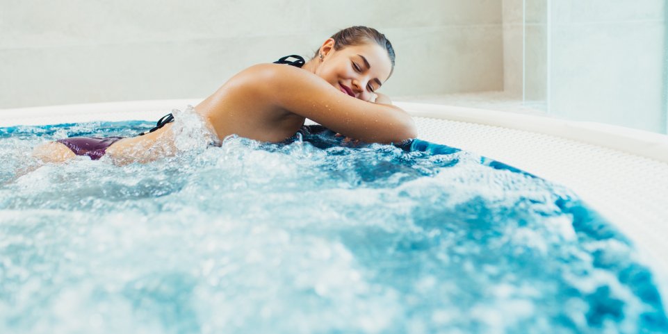 femme jacuzzi spa 