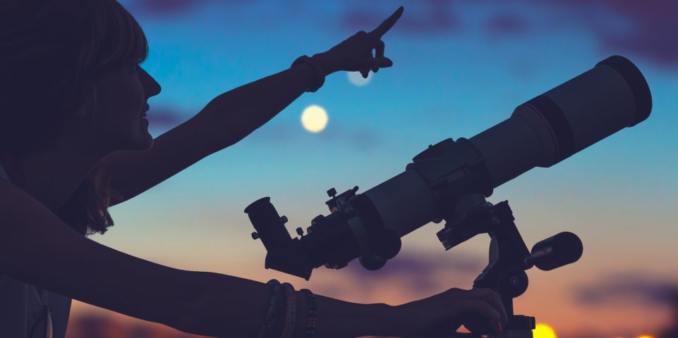 fille télescope étoiles