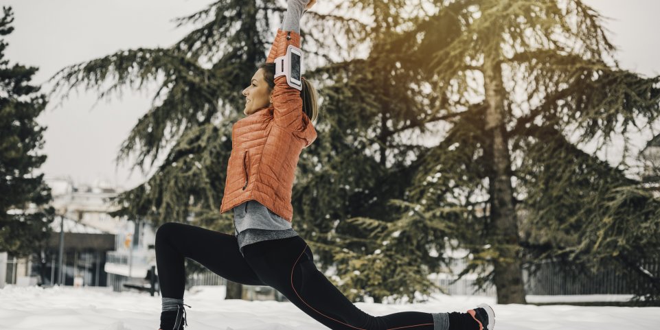 Femme pratiquant le yoga à la montagne