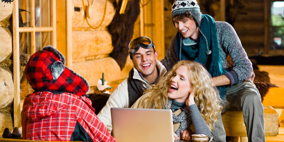 groupe d amis au restaurant au ski