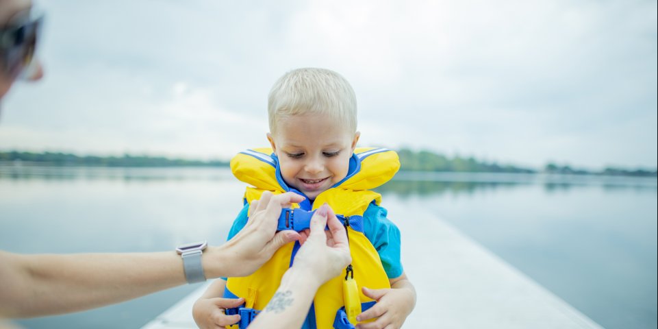 Enfant avec un gilet de sauvetage