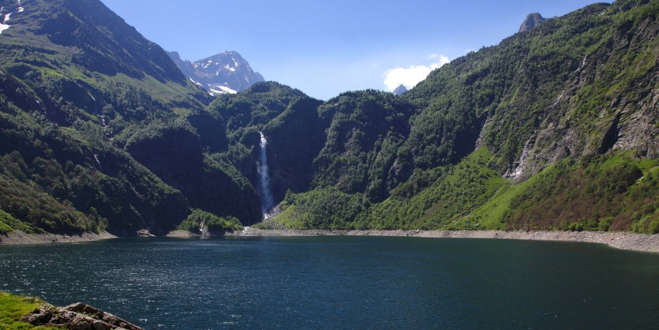 lac cascade d eau thermale luchon