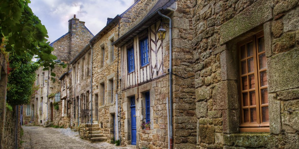 ruelle pavée médiévale moncontour