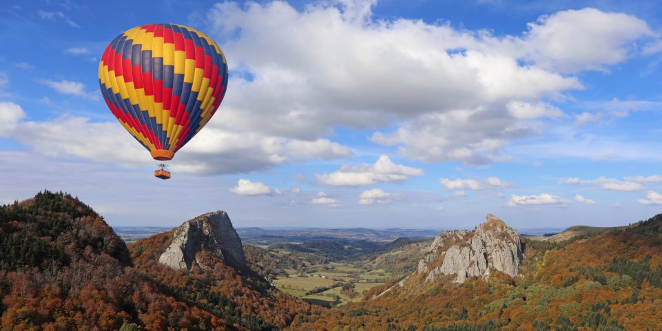 Survol des volcans d'Auvergne en montgolfière