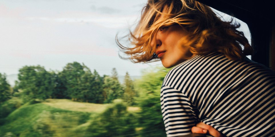 Une femme qui voyage en train