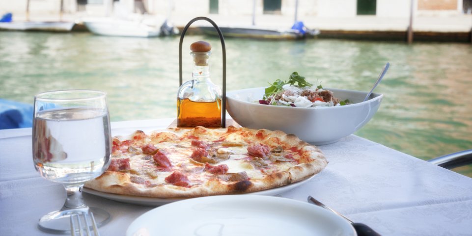 Un déjeuner devant un canal à Venise