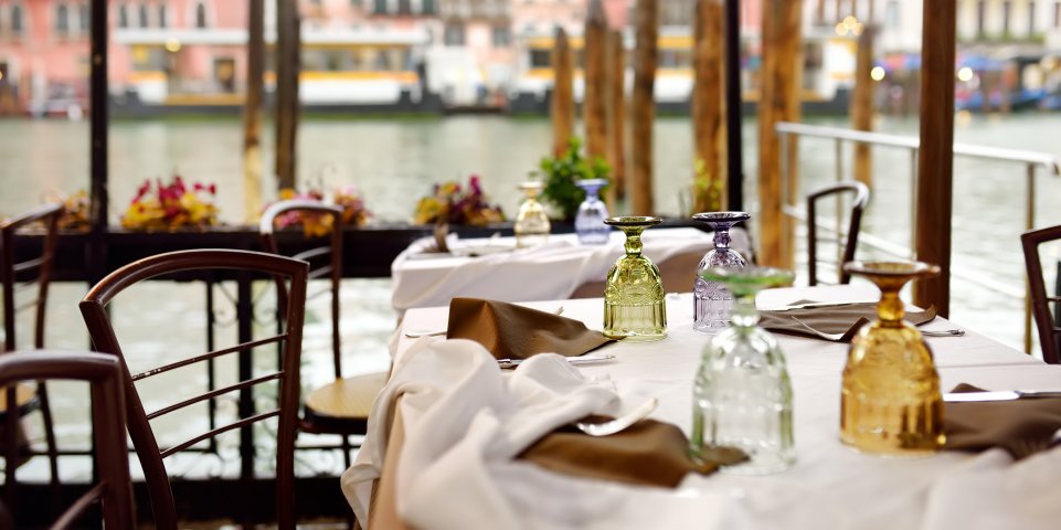 Un restaurant sur un canal à Venise