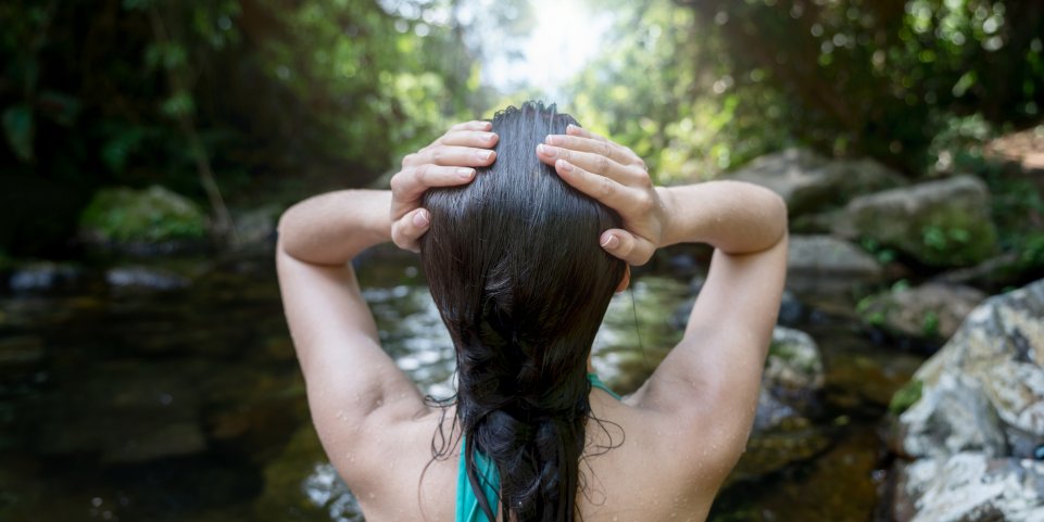 Une femme prenant un bain de forêt