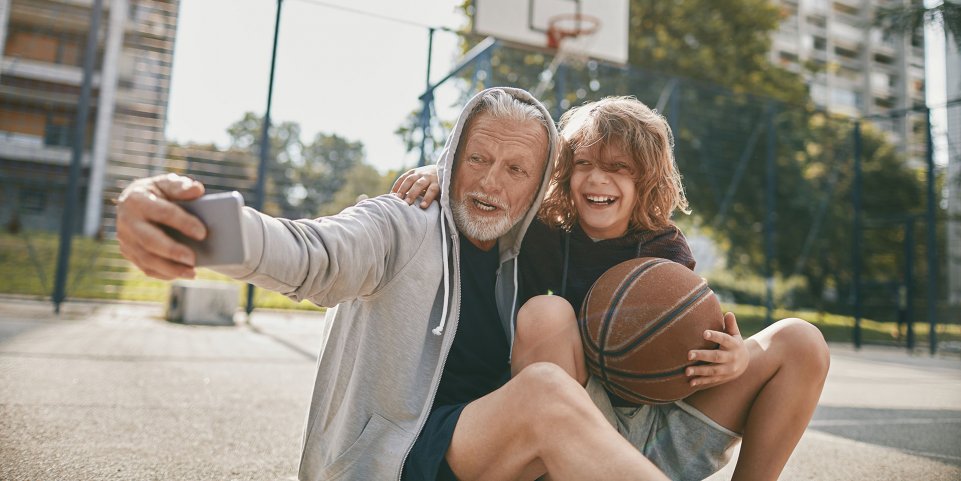 Un grand-père et son petit fils prennent un selfie
