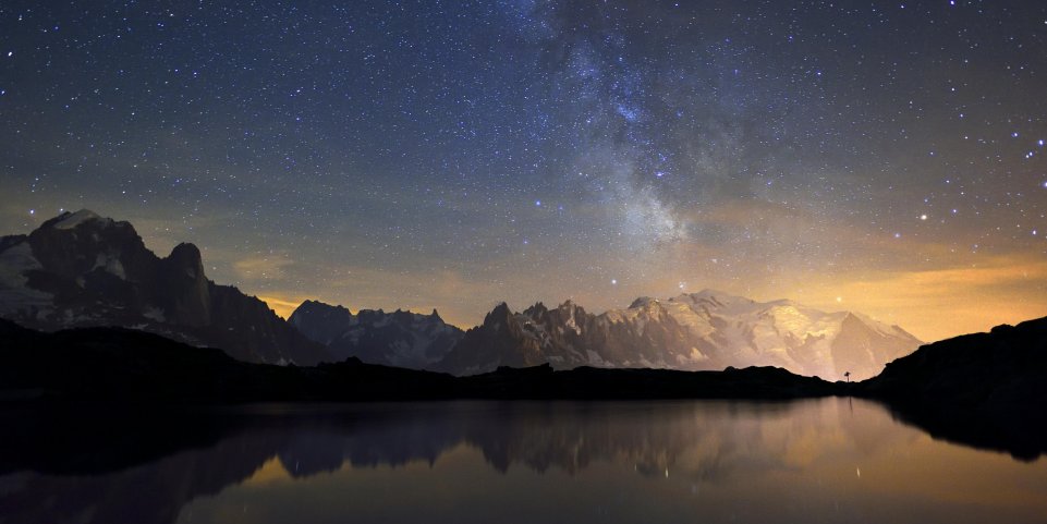 Une nuit étoilée sur les lacs des Chéserys et le massif du Mont Blanc