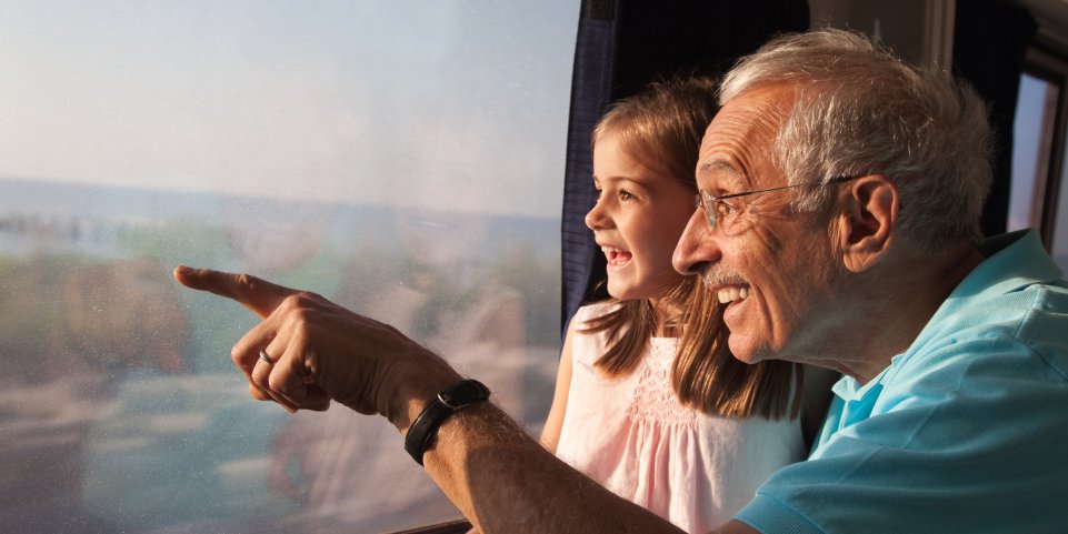 Senior grand-père papy petite fille enfant train