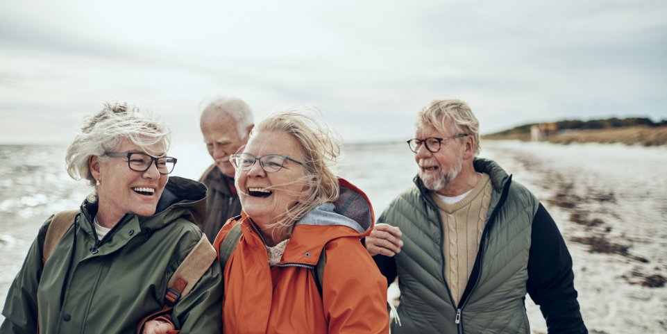 Seniors personnes âgées vieux plage mer