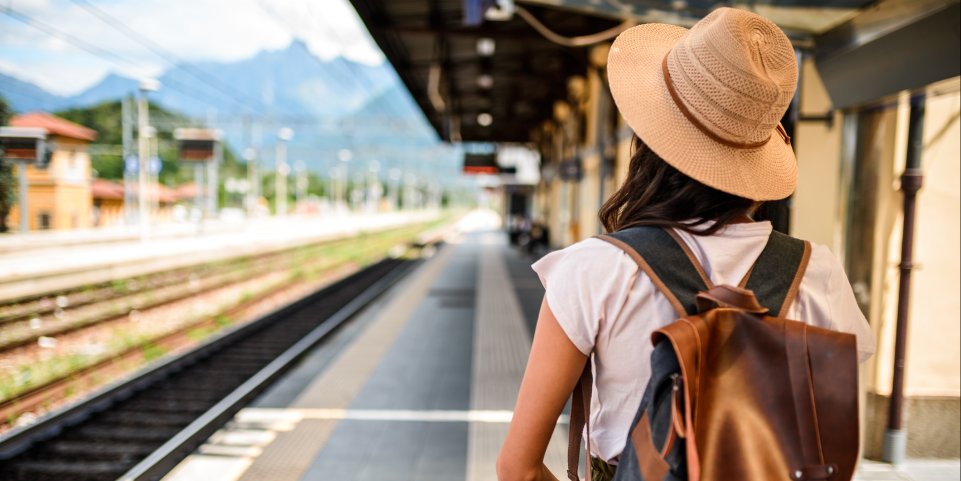 Femme qui attend le train en gare