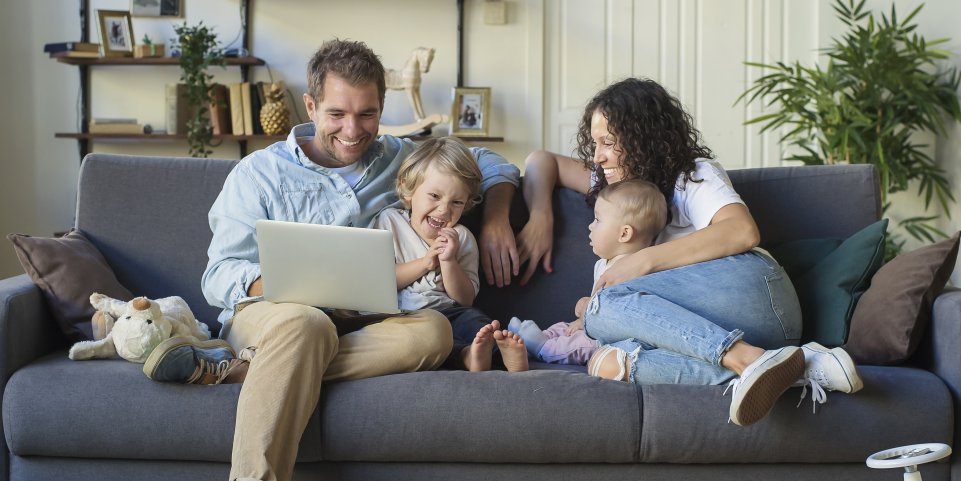 Famille heureuse à la maison
