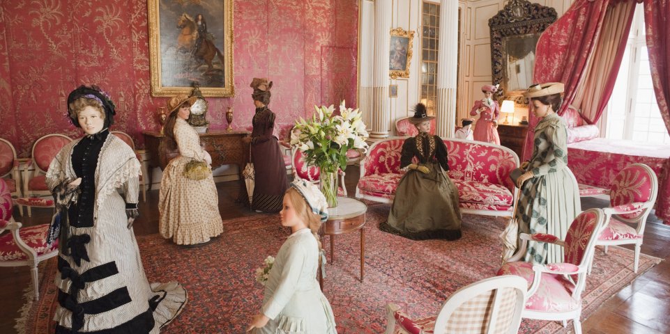 Une salle avec des mannequins au château d'Ussé