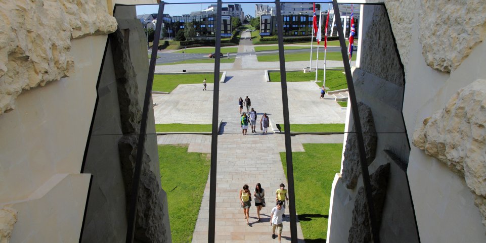 Entrée du Mémorial de Caen, Normandie.