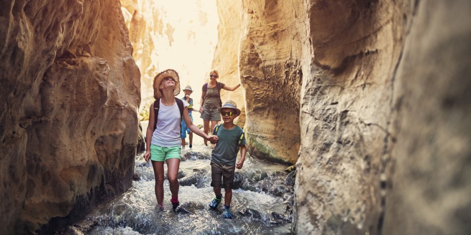 Famille qui fait de la randonnée en Andalousie en Espagne