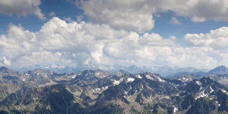 Vue panoramique sur les Pyrénées depuis le Pic du Midi