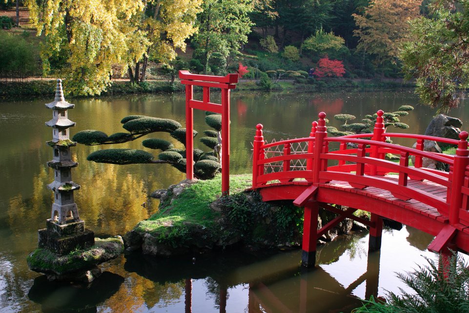 Parc oriental de Maulévrier, le pont Rouge et Torii