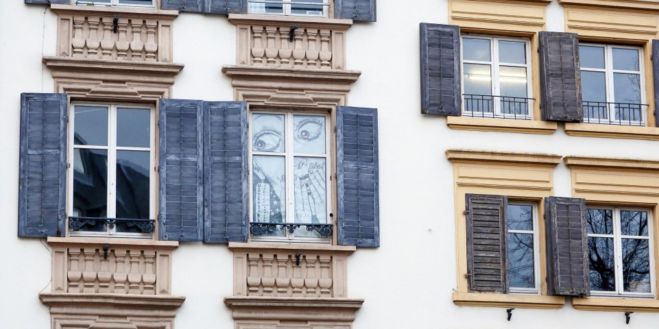 Fenêtre d'immeuble décorée dans le centre-ville de Mulhouse