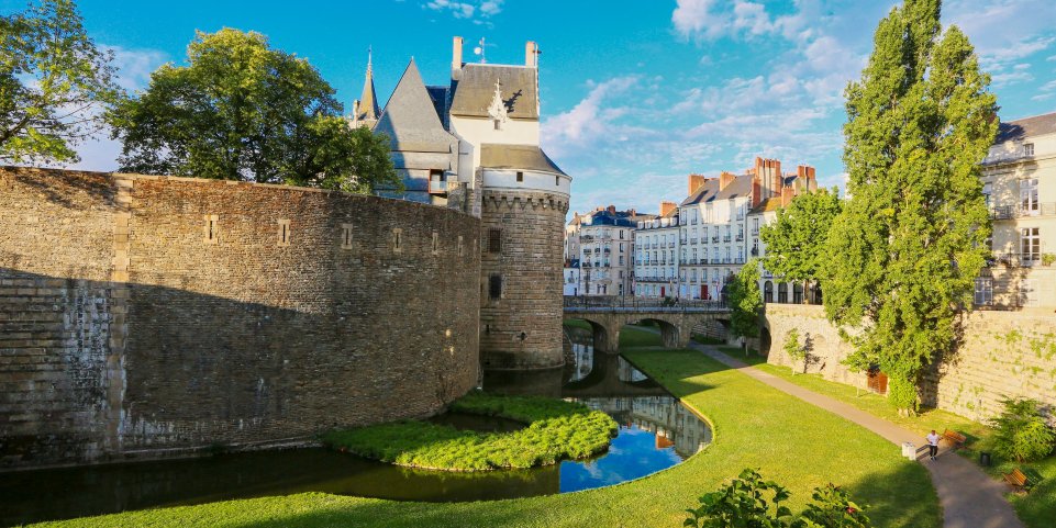 Vue de côté du château des Ducs de Bretagne à Nantes