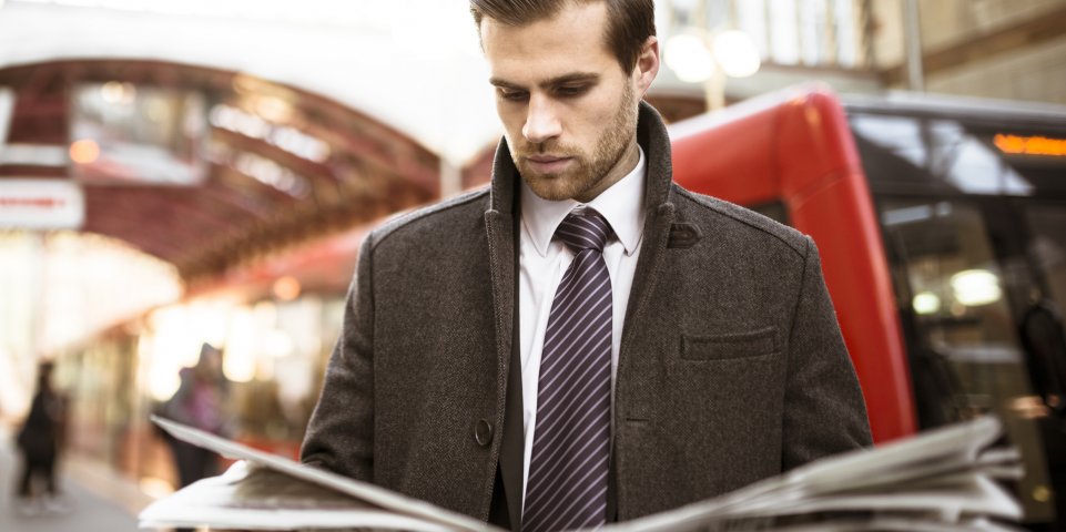 Homme d'affaires journal gare train